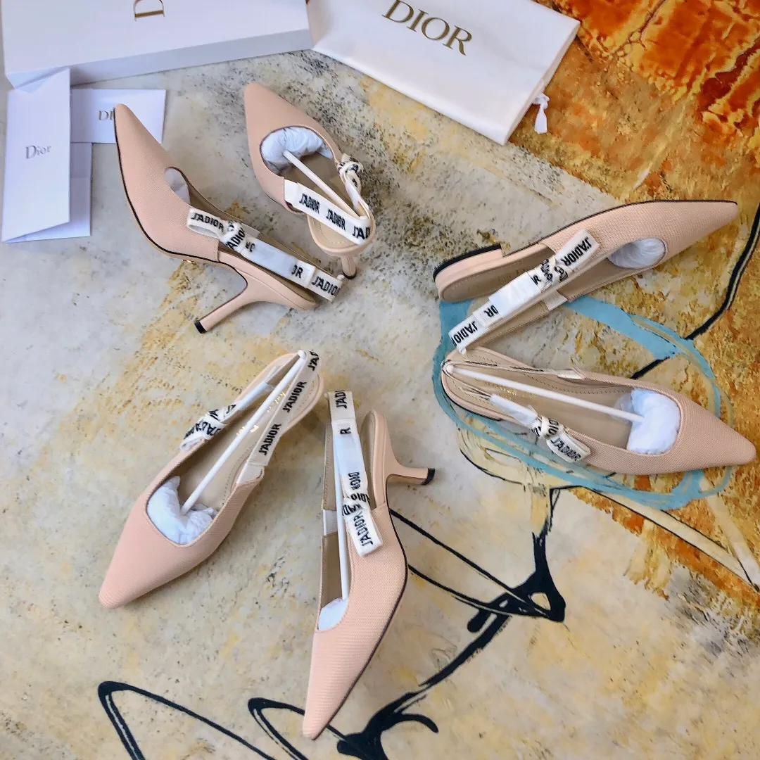 👟👟Ex-factory price👟👟Ex-factory price 480👟👟 Brand: Dior #30 Montaigne#Houndstooth Commemorative Edition Limited Sale! Mr. Dior's first store in Paris, No. 30 Avenue Montaigne, in order to commemorate this legendary mansion, created the 30 montaigne series💓Using original custom-made webbing, the quality is one-to-one that beats the ordinary webbing on the market, confessing to being ordinary! J'ADIOR 19Ss spring and summer series mesh bow sandals. The original version was purchased and developed for HK$19,600. The latest catwalk model on the official website has been worn by many celebrities and Internet celebrities. This summer, I finally have a pair of shoes that can be used on important occasions. The fresh style has a bit of nobility and presents you with the perfect original quality. Regardless of the materials of various accessories, they are all customized one-to-one and strive to be zero distance from the genuine ones. ▪ Upper: houndstooth ▪ Inner foot pads: original imported sheepskin ▪ Sole: original genuine leather outsole imported from Italy with five-pointed stars. After multiple processes Made with unparalleled exquisite craftsmanship. (Original packaging from top counters) ▪Number of yards: 34-41 (34.41 custom-made, non-returnable) ▪Heel height: [Flat bottom. Medium heel 6.5cm. High heel 9.5cm]